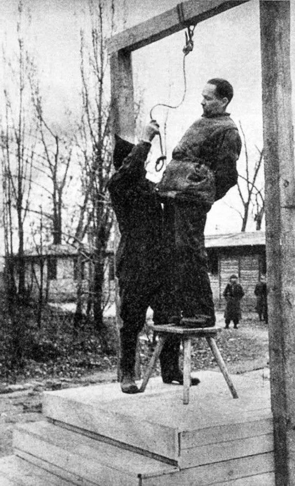 Rudolf Hoess executed at Auschwitz